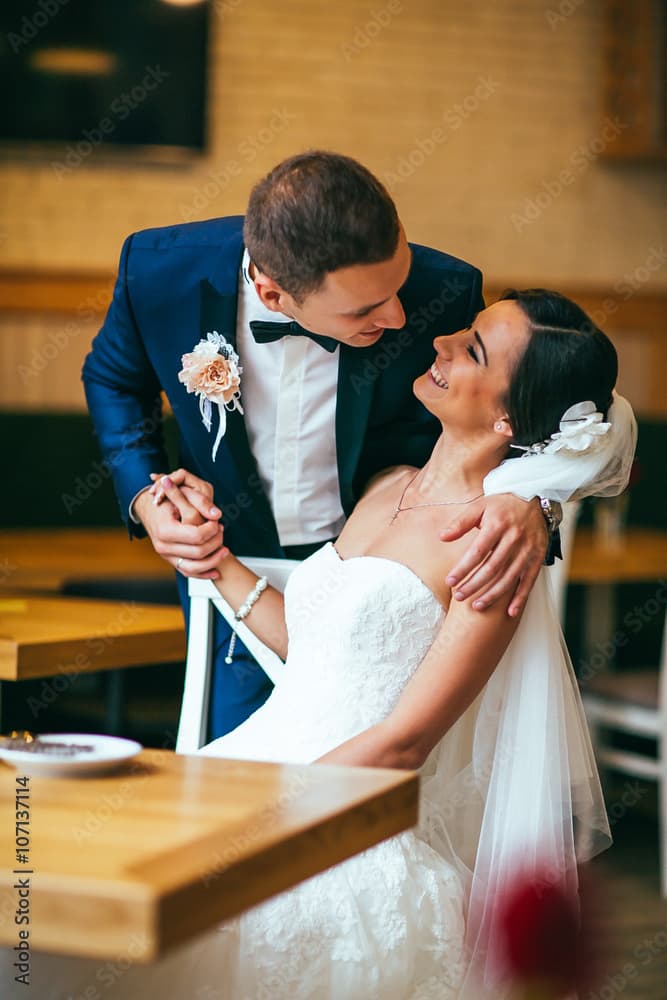 Para mloda w restauracyjnej scenie podczas romantycznego momentu wesela.